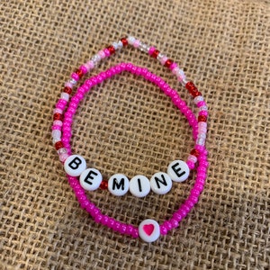 ビーズのバレンタインデーブレスレットセット：「Be Mine」 - 子供と大人