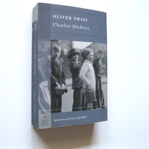 Oliver Twist by Charles Dickens, Paperback Book in As New Condition