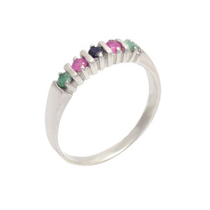 Könnte beinhalten: Ein Silberring mit einer Reihe von fünf Edelsteinen. Die Edelsteine sind grün, rosa, blau, rosa und grün.