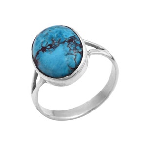 Könnte beinhalten: Ein silberner Ring mit einem blauen Türkis-Stein, der in einer Zargenfassung gefasst ist.