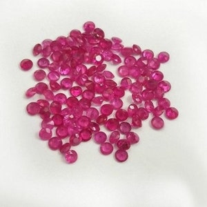 Könnte beinhalten: Ein Haufen kleiner, runder, rosafarbener Edelsteine. Die Edelsteine sind alle etwa gleich groß und in einem zufälligen Muster angeordnet.