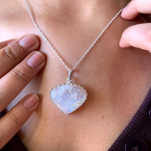 Naturalny tęczowy wisiorek z kamieniem księżycowym, 925 Sterling Silver kamień księżycowy naszyjnik z kamieniami szlachetnymi dla kobiet, wisiorek w kształcie serca Boho, ręcznie robiony prezent dla mamy