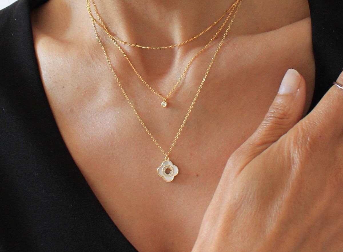 Collana in Oro Giallo 18kt con Ciondolo in Oro Giallo 18 kt Madreperla e Diamanti 0.68 Ct :: Sorelle Ronco Collana in Oro Giallo 18kt con Ciondolo in Oro Giallo 18 kt Madreperla e Diamanti 0.68 Ct :: Sorelle Ronco