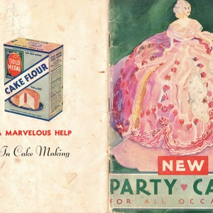 Può includere: Una copertina di un libro di cucina vintage con una torta rosa decorata con cuori e una scatola di farina per torte Gold Medal. Il testo sulla copertina recita "Nuovi dolci per feste per tutte le occasioni".