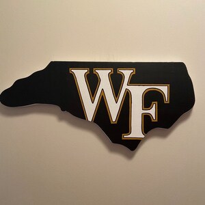 Universidad Wake Forest - Letrero de pared recortado con letras blancas - Pintado a mano, viene con gancho para colgar. Pintado a mano