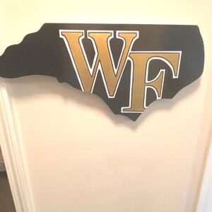 Letrero de pared recortado de Wake Forest, pintado a mano, viene con gancho para colgar.