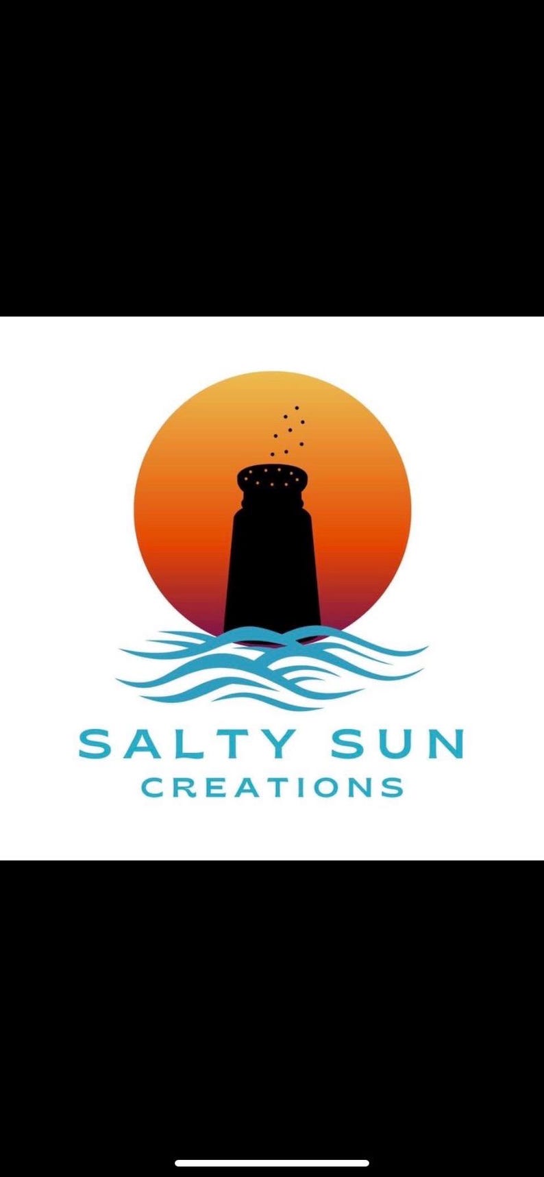 Pu&ograve; includere: Un logo per un'azienda chiamata "Salty Sun Creations". Il logo presenta una silhouette di un saliera su un cerchio colorato al tramonto, con onde blu sotto.