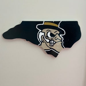 Letrero de pared recortable estilo Wake Forest, pintado a mano, incluye gancho para colgar. Pintado a mano