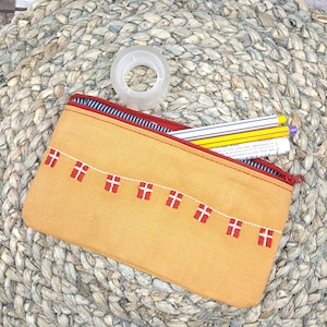 Federmäppchen // Stiftemäppchen// Kosmetiktasche// Dänemark//bestickt // Dänische Wimpelkette// klein