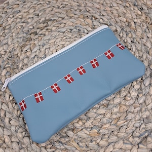 Stiftemäppchen, Kosmetiktasche, Kunstleder, jeansblau, bestickt, Dänische Wimpelkette, klein