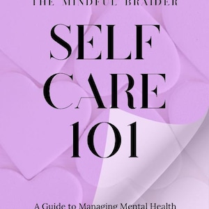 以下が含まれることがあります： 「THE MINDFUL BRAIDER SELF CARE 101」というテキストと、「A Guide to Managing Mental Health While Building Your Braiding Business」というテキストと、「By Braided Beauty」というテキストが書かれた、紫と白のグラフィックです。