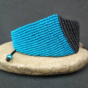 Asymmetriskt makraméarmband, mikromakramé, mikromakraméarmband, brett armband, geometriskt, handgjorda presenter