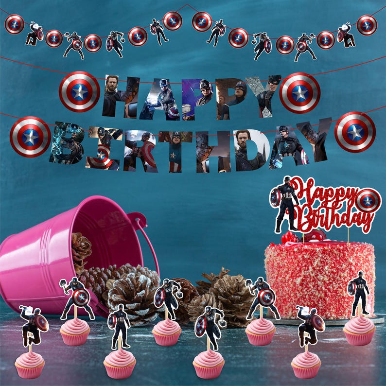 Pu&ograve; includere: Una scena di festa di compleanno con una torta rossa, cupcake e decorazioni a tema Captain America. Lo striscione recita "Happy Birthday" con immagini dei personaggi. Un secchio rosa e pigne aggiungono atmosfera festosa.