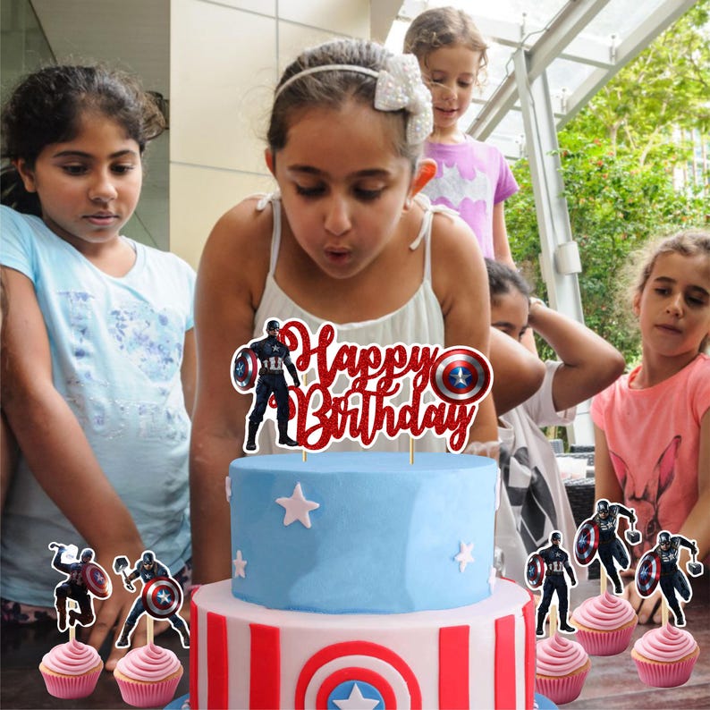 Pu&ograve; includere: Una torta di compleanno a due piani con la parte superiore blu e stelle bianche e una base a strisce rosse e bianche. La torta &egrave; decorata con un cake topper rosso "Happy Birthday" con Capitan America. Sono presenti anche cupcake con topper di Capitan America.