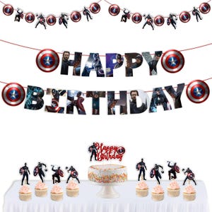 Pu&ograve; includere: Una scena di festa di compleanno a tema Captain America. Include uno striscione con la scritta "Happy Birthday", torta, cupcake e ritagli dello scudo e dei personaggi di Captain America. La torta &egrave; decorata con zuccherini e un topper.