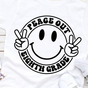 Peace Out 8e leerjaar SVG - Grade 8 afstuderen - Instant Download - Cricut Cut bestand - So Long 8e leerjaar - Groovy Last Day of School SVG