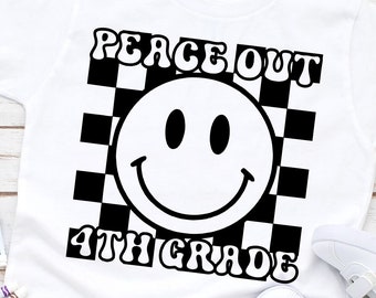 Op de afbeelding: Wit T-shirt met een zwart-wit geruit ontwerp, een smiley en de tekst "Peace Out 4th Grade".