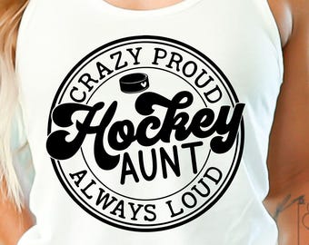 Tía del hockey loca, orgullosa y siempre ruidosa SVG - Elegante hasta que cae el disco - Tía divertida SVG - Camiseta de la era de la vida de la tía del hockey - No juegues conmigo