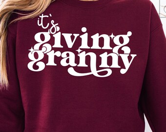 Camiseta "It's Giving Grandma" em SVG e PNG - Na Era da Minha Avó - Modo Avó - Avó Legal - Promovida à Vida de Avó - Presente para Avó - Eu Sou Essa Avó
