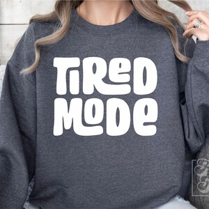 Modo cansado SVG PNG - Camiseta de mãe - Arquivo de corte Cricut - Dia das mães SVG - Modo mãe - Citação engraçada de mãe - Camiseta de mamãe precisa de café - Citação sarcástica