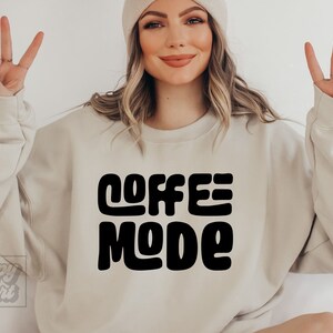 Coffee Mode SVG PNG - Amante de café - Cricut Digital Download - Citação engraçada de mãe SVG - Vida de mãe Mom Mode - Citação de mãe - Coffee Mama Mãe cansada