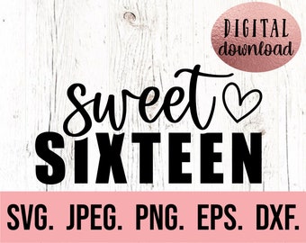 Pode incluir: Design gráfico de texto preto e branco com as palavras "sweet sixteen" e um pequeno coração. O texto está sobre um fundo de madeira branca com um rótulo de download digital rosa.