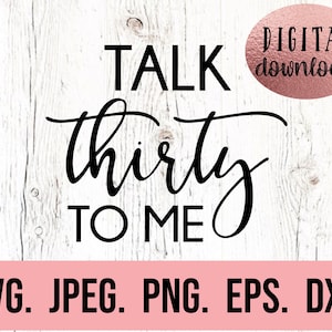 以下が含まれることがあります： 白い木製の背景に黒と白のテキストグラフィック。テキストは「Talk thirty to me」と書いてあります。画像の右上にピンク色の円の中に「デジタルダウンロード」という文字があります。画像の下部に「SVG、JPEG、PNG、EPS、DXF」という文字があります。