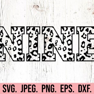 Op de afbeelding: Zwart-wit luipaardprintontwerp van het woord "NINE" in een vetgedrukt, blokachtig lettertype.