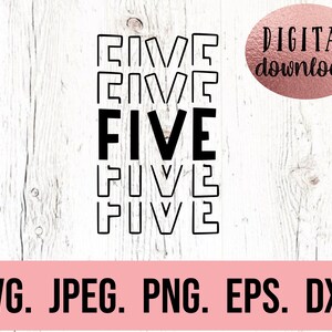 Op de afbeelding: Een digitale download van een zwart-wit grafisch ontwerp met het woord "FIVE" dat vijf keer in een gestapelde vorm wordt herhaald. Het ontwerp is geplaatst op een witte houtnerf achtergrond. De tekst "DIGITAL download" staat in een roze cirkel rechtsboven in de afbeelding. De tekst "SVG. JPEG. PNG. EPS. DXF." staat onderaan de afbeelding.