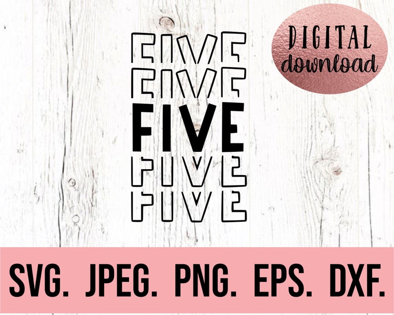 Op de afbeelding: Een digitale download van een zwart-wit grafisch ontwerp met het woord "FIVE" dat vijf keer in een gestapelde vorm wordt herhaald. Het ontwerp is geplaatst op een witte houtnerf achtergrond. De tekst "DIGITAL download" staat in een roze cirkel rechtsboven in de afbeelding. De tekst "SVG. JPEG. PNG. EPS. DXF." staat onderaan de afbeelding.