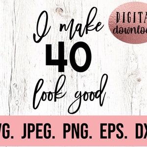 Op de afbeelding: Zwart-witte tekstgrafiek op een witte houten achtergrond. De tekst luidt "I make 40 look good". De woorden "DIGITAL download" staan in een roze cirkel rechtsboven in de afbeelding. De woorden "SVG. JPEG. PNG. EPS. DXF." staan onderaan de afbeelding.