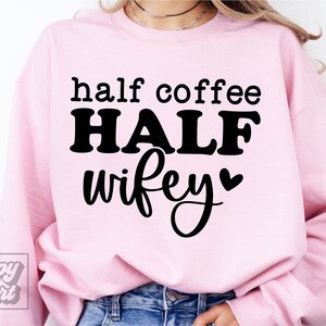 Meio Café Meio Esposa SVG PNG - Design de Noiva - Solteira - Eu disse sim - Arquivo Cricut - Noivado - Camiseta Futura Sra. Amante de Café