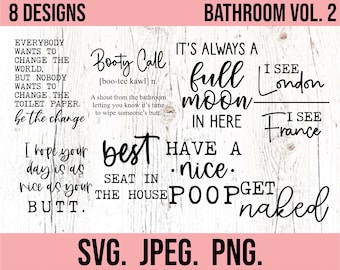 Könnte beinhalten: Ein Satz von acht Badezimmer-Designs mit humorvollen Sprüchen wie "Booty Call", "Es ist immer Vollmond hier" und "Ich sehe Frankreich". Die Designs sind in schwarzem Text auf einem weißen Holzmaserungshintergrund.