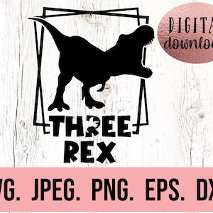 Könnte beinhalten: Schwarze Silhouette eines Dinosauriers mit dem Text "Three Rex" in einem quadratischen Rahmen. Das Bild ist auf einem weißen Holzmaserungshintergrund.