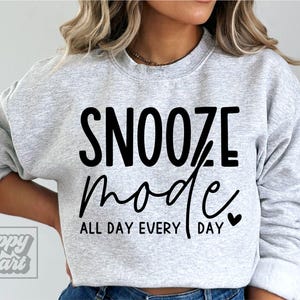Modo soneca SVG PNG O dia todo, todos os dias - Dia das mães SVG - Modo mamãe cansada - Citação engraçada de mãe - Camiseta Mama Needs Coffee svg - Arquivo de corte Cricut