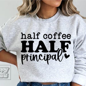 Halve koffie halve hoofdsom SVG PNG - koffieliefhebber - Cricut-bestand - beste schoolhoofd - terug naar school - grappig citaat van de leraar: hoofdsom