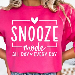 Modo soneca SVG PNG O dia todo, todos os dias - Arquivo Cricut Cut - Dia das Mães SVG - Modo mãe cansada - Citação engraçada de mãe - Camiseta Mama Needs Coffee svg
