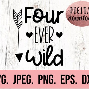 Peut inclure: Conception graphique en noir et blanc avec le texte "Four Ever Wild" avec deux flèches et des cœurs. Téléchargement numérique disponible aux formats SVG, JPEG, PNG, EPS et DXF.