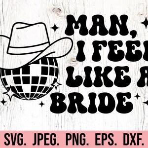 以下が含まれることがあります： レトロなフォントで「MAN, I FEEL LIKE A BRIDE」というテキストが書かれた白黒のグラフィックデザイン。デザインには、ディスコボールとカウボーイハットが含まれています。