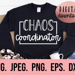 Puede incluir: Sudadera negra con texto blanco que dice "Chaos Coordinator".