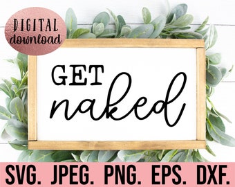 Puede incluir: Un letrero blanco enmarcado con las palabras "GET naked" en escritura negra. El letrero está rodeado de vegetación y un marco de madera. Un círculo rosa con las palabras "DIGITAL download" está en la esquina superior izquierda. La parte inferior del letrero tiene las palabras "SVG. JPEG. PNG. EPS. DXF."