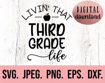 Pode incluir: Design gráfico de texto preto e branco em um fundo de madeira branca. O texto diz "Livin' That Third Grade Life". O gráfico inclui uma maçã preta com uma folha. O texto "Download digital" está em um círculo rosa. O texto "SVG. JPEG. PNG. EPS. DXF." está na parte inferior da imagem.