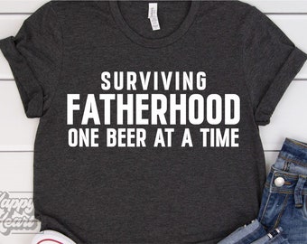 Sobreviviendo a la paternidad una cerveza a la vez SVG - Cita divertida de papá - Día del padre SVG - Camiseta de papá PNG - Archivo Cricut - Descarga instantánea - Vida de papá