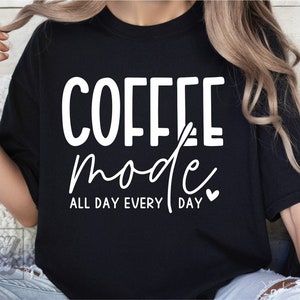 Coffee Mode SVG PNG - Amante de café - Cricut Digital Download - Citação engraçada de mãe SVG - Vida de mãe - Modo de mãe - Citação de mãe - Coffee Mama Mãe cansada