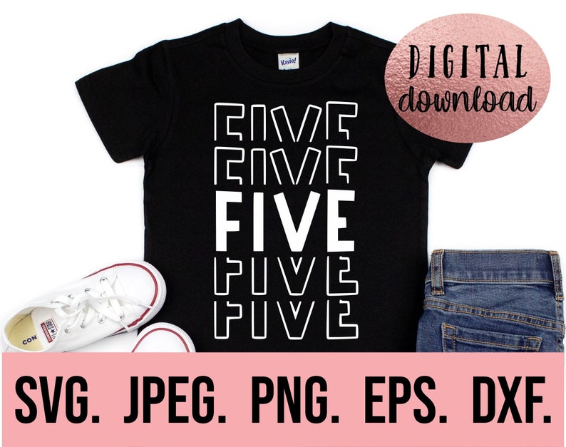 Op de afbeelding: Zwart T-shirt met het woord "FIVE" vijf keer herhaald in wit, verticaal gestapeld. Het shirt ligt op een witte achtergrond met een paar witte sneakers en een blauwe jeans.