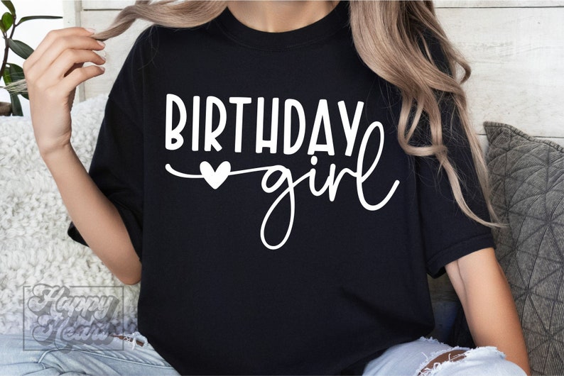 Pode incluir: Camiseta preta com texto branco que diz "Birthday girl" com um pequeno cora&ccedil;&atilde;o.