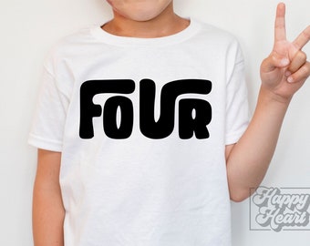 Può includere: Una maglietta bianca con la parola "FOUR" stampata in nero, in un font retrò e in grassetto. La maglietta è indossata da un bambino che sta alzando due dita.