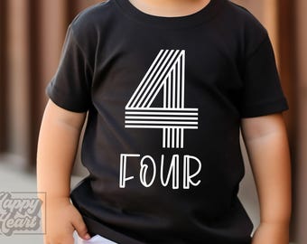 Può includere: T-shirt nera con grafica bianca del numero 4 e la parola "FOUR". Il numero 4 è disegnato con linee parallele. Articolo di abbigliamento per bambini.