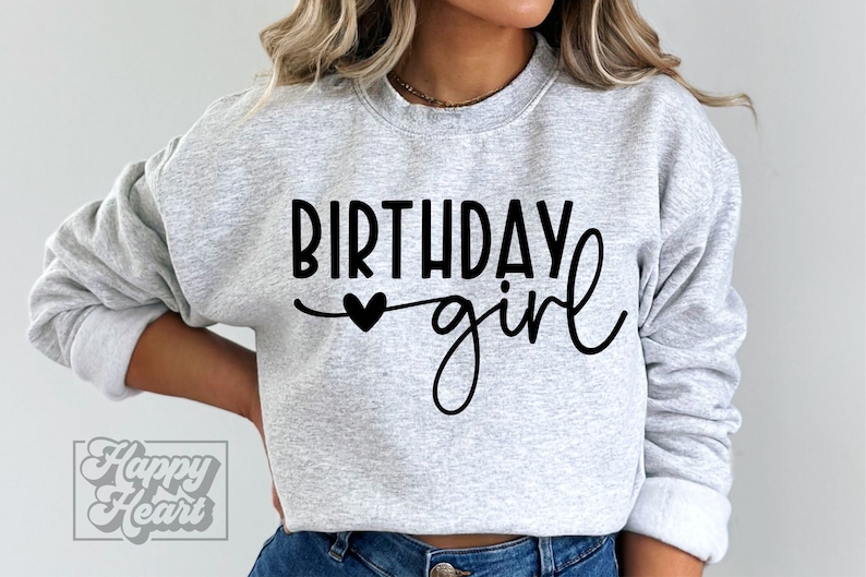 Pode incluir: Uma camisa de moletom cinza com o texto "Birthday girl" em letras pretas com um pequeno cora&ccedil;&atilde;o preto.