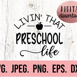 Peut inclure: Graphique de texte noir et blanc sur un fond de bois blanc. Le texte dit "Livin' That Preschool Life" avec un graphique de pomme rouge entre les mots "Livin'" et "That". Le texte "DIGITAL download" est dans un ovale rose en haut à droite de l'image. Le texte "SVG. JPEG. PNG. EPS. DXF." est en bas de l'image.